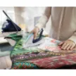 نمایی از اتو در حال اتو کردن