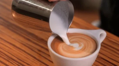 طرز تهیه کف شیر با دستگاه اسپرسوساز    how to make milk foam with espresso machine